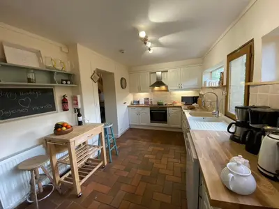 Cuisine ou kitchenette dans l'établissement Stunning 5 bedroom French Manor house, Normandy