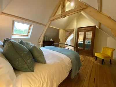 Un ou plusieurs lits dans un hébergement de l'établissement Stunning 5 bedroom French Manor house, Normandy