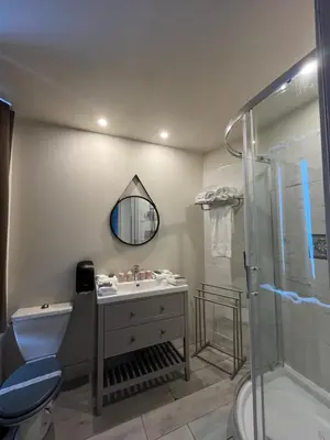 Salle de bains dans l'établissement Chenal Hotel