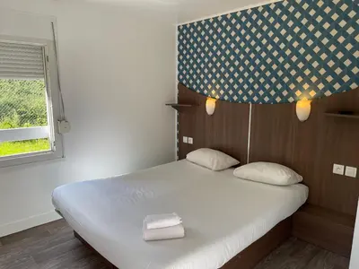 Un ou plusieurs lits dans un hébergement de l'établissement Kyriad Direct Val de Reuil