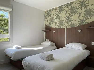 Un ou plusieurs lits dans un hébergement de l'établissement Kyriad Direct Val de Reuil