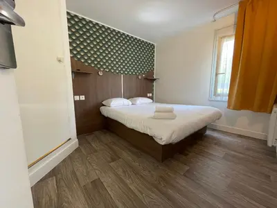 Un ou plusieurs lits dans un hébergement de l'établissement Kyriad Direct Val de Reuil