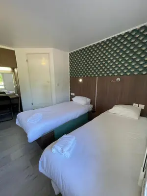 Un ou plusieurs lits dans un hébergement de l'établissement Kyriad Direct Val de Reuil