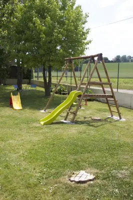 Aire de jeux pour enfants de l'établissement Logis - Hôtel & Restaurant Moulin Des Forges
