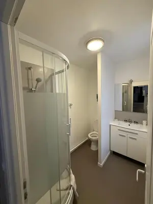 Salle de bains dans l'établissement Le Château de Grèges