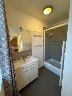 Salle de bains dans l'établissement Le Château de Grèges