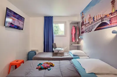 Un ou plusieurs lits dans un hébergement de l'établissement Welcomotel Les Mureaux