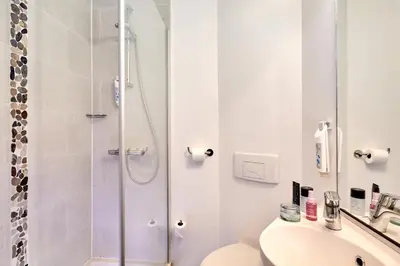 Salle de bains dans l'établissement Welcomotel Les Mureaux