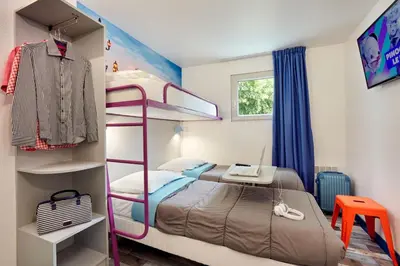 Un ou plusieurs lits dans un hébergement de l'établissement Welcomotel Les Mureaux