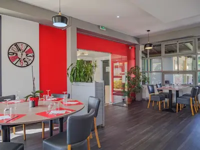 Restaurant ou autre lieu de restauration dans l'établissement Hotel Restaurant Les Jardins D'Epône