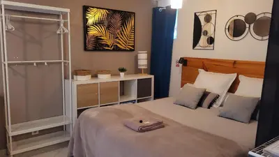 Un ou plusieurs lits dans un hébergement de l'établissement Ravissant studio privé 2 pièces 