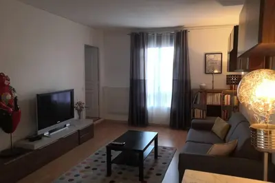 Télévision ou salle de divertissement dans l'établissement Appartement proche de Paris comme à la maison