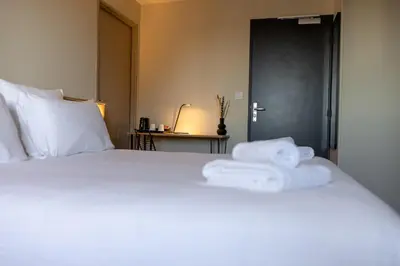 Un ou plusieurs lits dans un hébergement de l'établissement Logis Hôtel & Restaurant Le Vert Bocage
