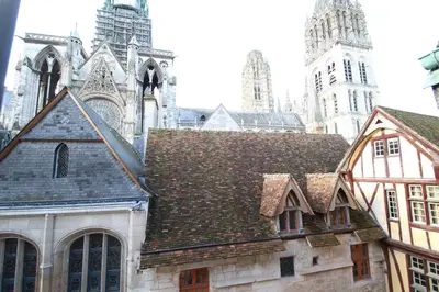Plan de l'établissement F2 de charme au cœur de Rouen, vu unique sur la cathédrale