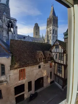 Plan de l'établissement F2 de charme au cœur de Rouen, vu unique sur la cathédrale