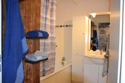 Salle de bains dans l'établissement Ces jours en baie Le vue mer