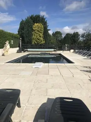 Piscine de l'établissement Gîte du Domaine de La Reine Blanche ou située à proximité
