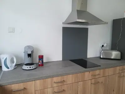 Cuisine ou kitchenette dans l'établissement Les Nuits Bonneuilloises Le Mustang