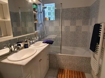 Salle de bains dans l'établissement Hôtel et Chambres d'hôtes Les Mureaux - Les chambres de la Marina
