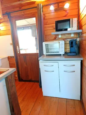 Cuisine ou kitchenette dans l'établissement Chalet à la campagne