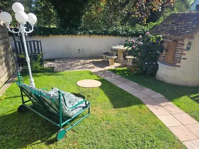 Jardin de l'établissement Maison de charme à Sainte-Geneviève-lès-Gasny avec jardin