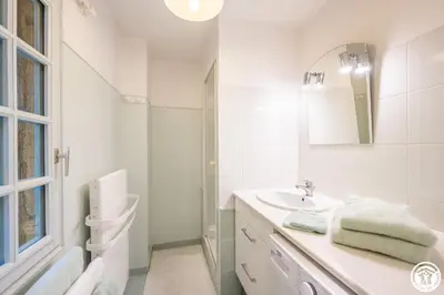 Salle de bains dans l'établissement Le Logis Bleu