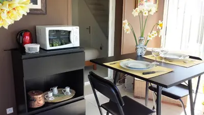 Cuisine ou kitchenette dans l'établissement CHAMBRE PRIVEE AVEC SALON, garage voiture, vélos, motos