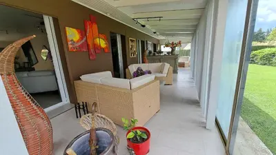 Jardin de l'établissement CHAMBRE PRIVEE AVEC SALON, garage voiture, vélos, motos