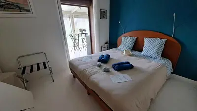 Un ou plusieurs lits dans un hébergement de l'établissement CHAMBRE PRIVEE AVEC SALON, garage voiture, vélos, motos