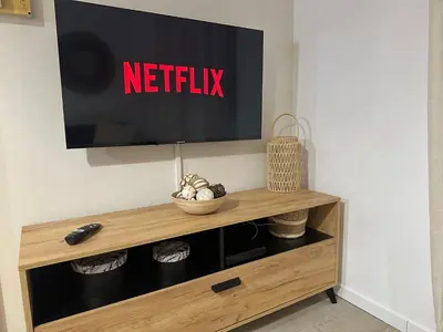 Télévision ou salle de divertissement dans l'établissement Le Bohème - Appartement proche gare et commerces