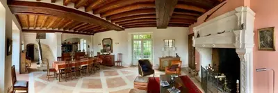 Coin salon dans l'établissement Beautiful country house located 50min from Paris Eiffel Tour - Demeure d'exception à 50min de Paris Tour Eiffel