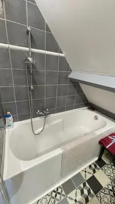 Salle de bains dans l'établissement Gîte HIRONDELLE - PARKING PRIVÉ