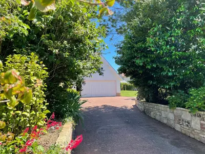 Jardin de l'établissement Gîte HIRONDELLE - PARKING PRIVÉ