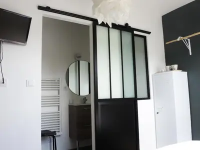 Télévision ou salle de divertissement dans l'établissement Les Chambres du Verger