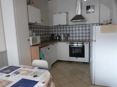 Cuisine ou kitchenette dans l'établissement Maison Atypique pêcheur DIEPPE 6 personnes et bébé proche bord de mer
