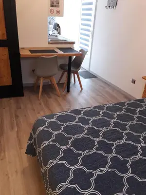 Un ou plusieurs lits dans un hébergement de l'établissement studio 1ere étage dans maison privée