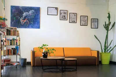 Coin salon dans l'établissement Auberge de Jeunesse HI Amiens