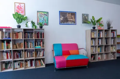 Bibliothèque dans l'auberge de jeunesse