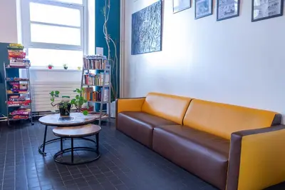 Coin salon dans l'établissement Auberge de Jeunesse HI Amiens