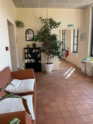 Coin salon dans l'établissement Auberge de Jeunesse HI Rouen