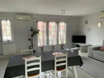 Télévision ou salle de divertissement dans l'établissement Maison 2 chambre, salon, 5 couchage 57 rue du drain 95480 Pierrelaye