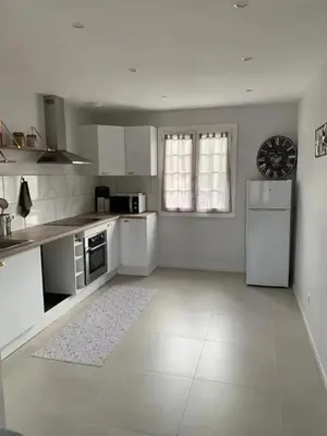 Cuisine ou kitchenette dans l'établissement Maison 2 chambre, salon, 5 couchage 57 rue du drain 95480 Pierrelaye