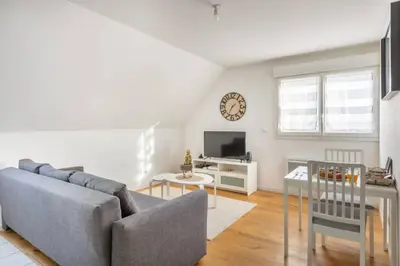 Télévision ou salle de divertissement dans l'établissement GRAND CONFORT, Appartement Osny