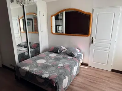 Un ou plusieurs lits dans un hébergement de l'établissement Grand Appartement de 3 pièces