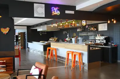 Salon ou bar de l'établissement ibis Beauvais Aéroport