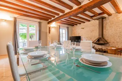 Télévision ou salle de divertissement dans l'établissement Le Colombier - Magnifique Maison avec Piscine