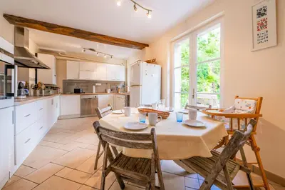 Cuisine ou kitchenette dans l'établissement Le Colombier - Magnifique Maison avec Piscine