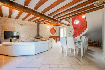 Télévision ou salle de divertissement dans l'établissement Le Colombier - Magnifique Maison avec Piscine