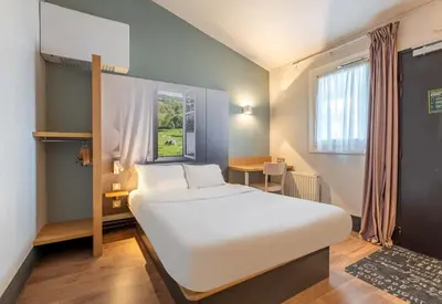 Un ou plusieurs lits dans un hébergement de l'établissement B&B HOTEL Dieppe
