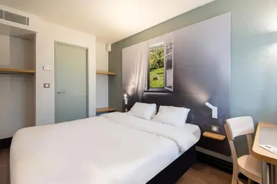 Un ou plusieurs lits dans un hébergement de l'établissement B&B HOTEL Dieppe